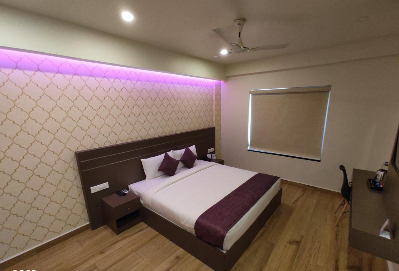 Lavender Infopark Kochi Hotel Екстериор снимка